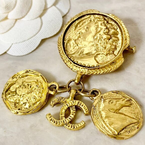 CHANEL CC Logos Mademoiselle Horse Coin Charm Brooch Gold Tone Pin Auth w/Box - Picture 1 of 4